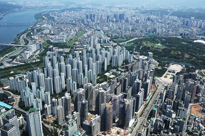 청년안심주택 강제경매 사태의 원인으로 보증보험의 엄격한 가입 요건이 지목돼 서울시가 공공사업장 주택임대사업자의 LTV(담보인정비율) 완화 조치가 필요하다는 입장이다. 사진은 서울 송파구 서울스카이에서 바라본 아파트 단지. /사진=뉴스1