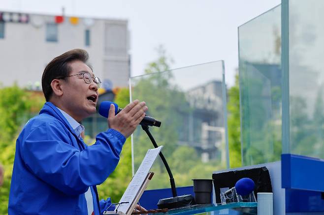 사진은 이날 경기 고양 일산문화광장 앞에서 집중유세 중인 이 후보. /사진=공동취재