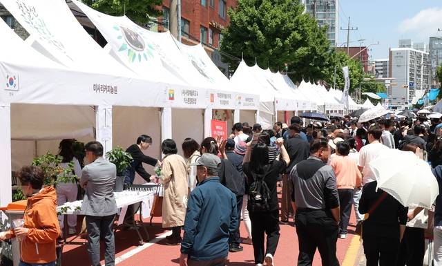 지난해 서울 노원구에서 개최된 제2회 경춘선 공릉숲길 커피축제에 인파가 몰려있다. 노원구청 제공