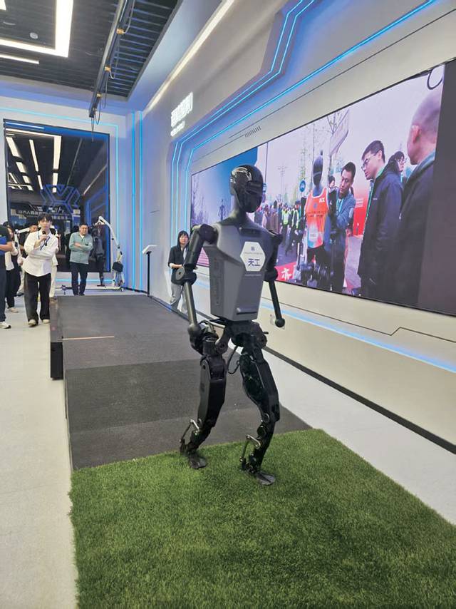 지난달 베이징 하프마라톤대회에서 21㎞ 코스를 2시간 40분 만에 완주해 주목받은 휴머노이드 로봇 ‘톈궁’이 13일 베이징 휴머노이드 로봇 혁신센터 전시장에서 러닝 연습을 하고 있다.
