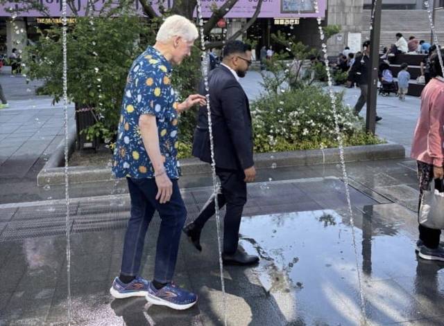 빌 클린턴 전 미국대통령이 최근 서울 광화문 분수대를 방문한 모습. 사진 온라인 커뮤니티 보배드림 캡처