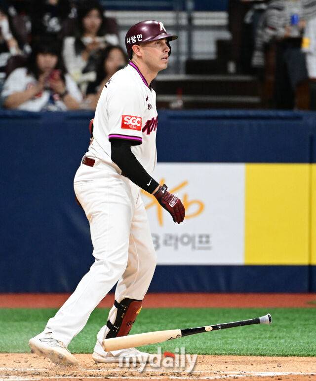 2025년 4월 23일 오후 서울 고척스카이돔에 진행된 '2025 신한 SOL뱅크 KBO 리그' 두산 베어스와 키움 히어로즈의 경기. 키움 카디네스가 4회말 선두타자로 나와 두산 선발투수 김유성의 얼굴로 향하는 투구에 깜짝 놀라며 피한 뒤 투수를 쳐다보고 있다./마이데일리