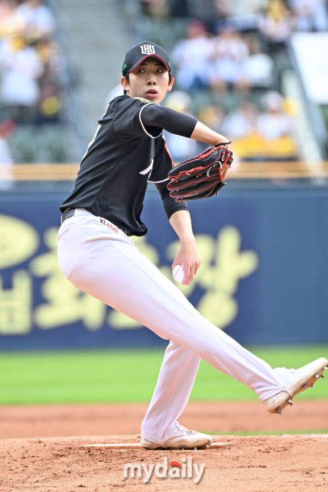 17일 서울 잠실야구장에서 열린 '2025 신한 SOL BANK KBO리그' KT 위즈와 LG 트윈스 더블헤더 1차전 경기. KT 선발 오원석이 힘차게 투구하고 있다./마이데일리