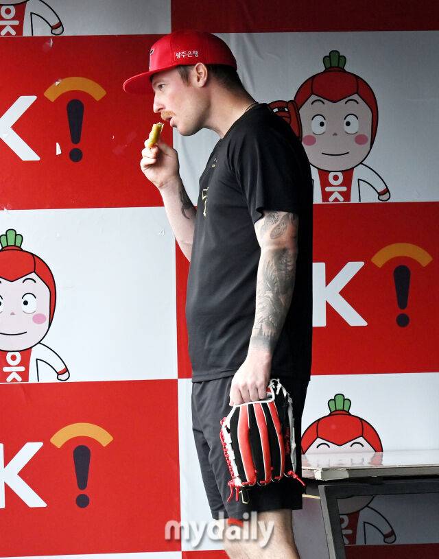 무언가를(?) 맛있게 먹고 있는 올러