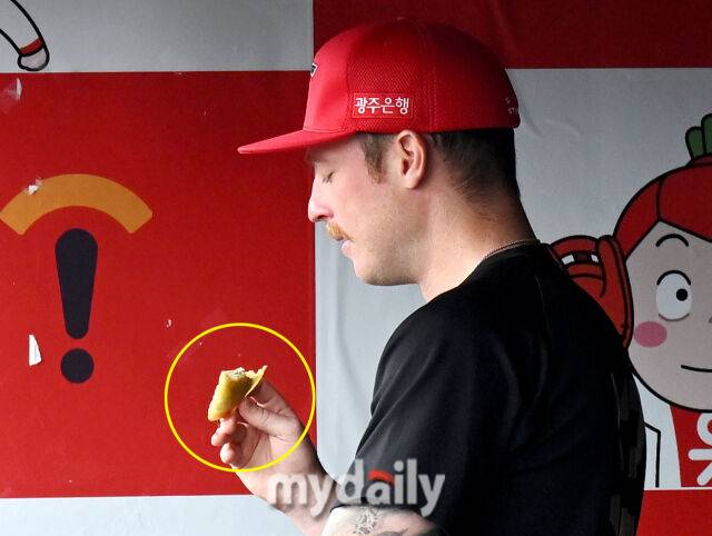 군만두를 먹고 있는 올러