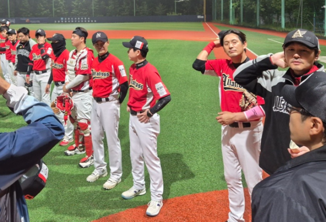 알바트로스 조연우(오른쪽에서 두번째) 감독과 선수 오지호(오른쪽에서 세번째). /한스타미디어
