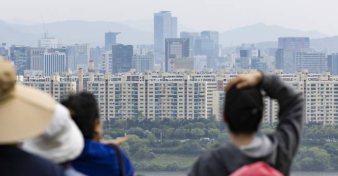 서울 응봉산에서 바라본 강남구 압구정동, 청담동 일대 아파트 단지의 모습 [연합]