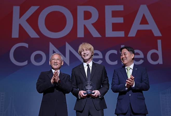 일본 최고스타를 한국관광 홍보대사로 위촉하는 세레모니에 유인촌(왼쪽) 장관과 서영충(오른쪽) 사장직대가 박수를 보내고 있다.