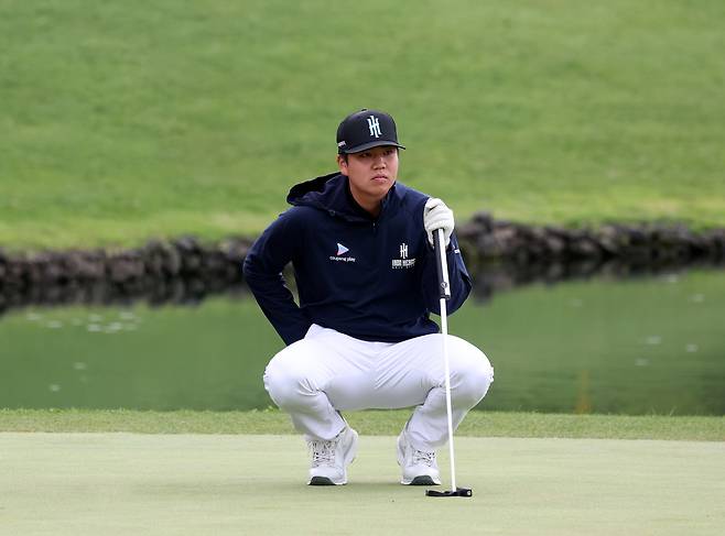 장유빈이 18일 제주 서귀포 핀크스GC에서 열린 KPGA 투어 SK텔레콤 오픈 2라운드에서 새롭게 바꾼 퍼터를 들고 그린을 살피고 있다.   [KPGA 제공]