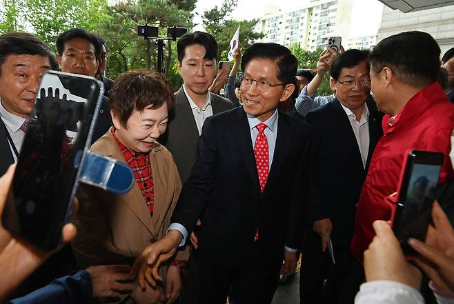 김문수 국민의힘 대선후보가 20일 오전 서울 양천구 대한민국예술인센터에서 열린 한국예총·국민의힘 정책협약식에 참석하기 위해 차에서 내려 지지자들과 인사하고 있다. 이상섭 기자