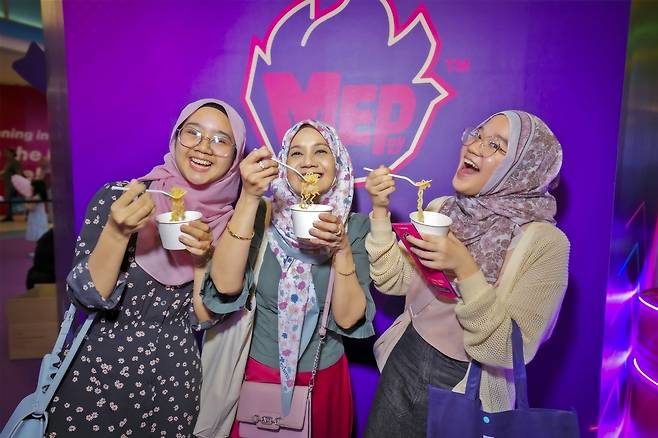 ‘맵’ 말레이시아 쿠알라룸푸르 팝업스토어에서 현지 고객들이 ‘한국의 매운맛’을 즐기고 있다.   [삼양라운드스퀘어 제공]