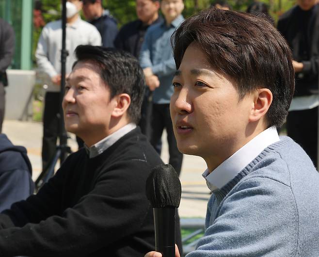 이준석 개혁신당 대선후보(오른쪽)가 지난달 25일 경기도 성남시 판교역 앞 광장에서 안철수 국민의힘 의원과 함께 주최한 인공지능(AI) 관련 ‘미래를 여는 단비토크’에서 발언하고 있다. [연합]