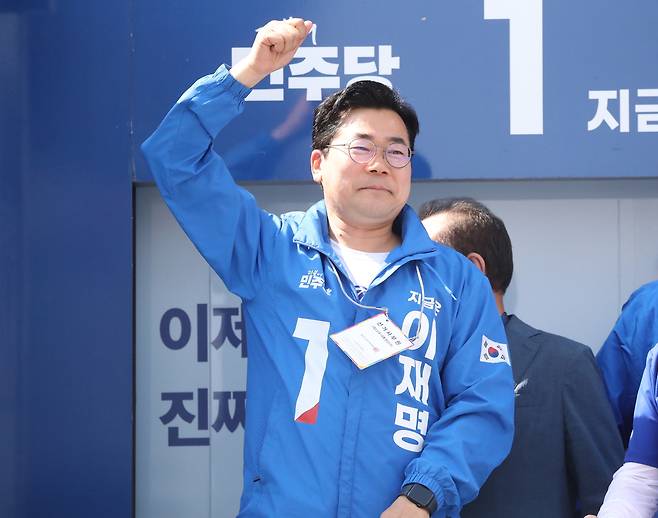 더불어민주당 상임총괄선대위원장인 박찬대 원내대표가 19일 오후 강원 양양군 양양시장에서 열린 지원 유세에서 이재명 후보를 홍보하며 춤을 추고 있다.[연합]