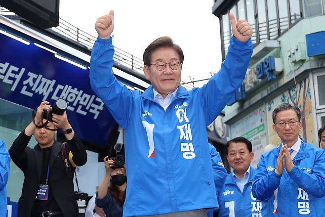 이재명 더불어민주당 대선 후보가 20일 경기 의정부 로데오거리에서 열린 유세에서 시민들에게 인사하고 있다. [연합]