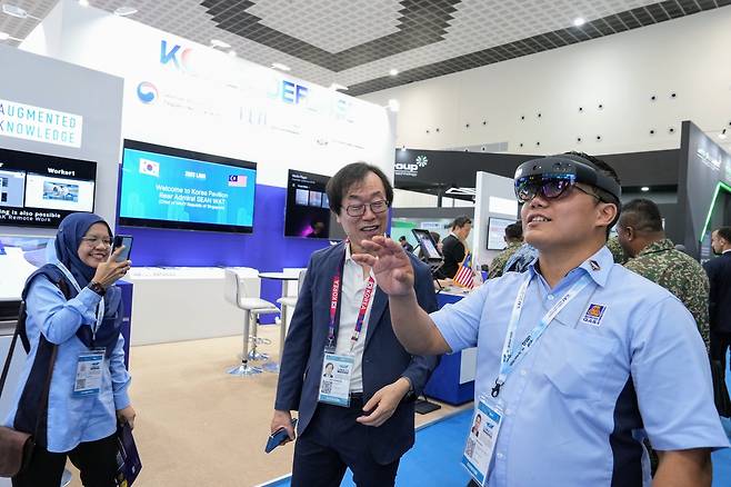 ‘LIMA 2025’ 통합한국관을 찾은 관람객들이 증강지능 부스에서  AI 기반 디지털 트윈 기술을 체험해보고 있다. [방진회 제공]