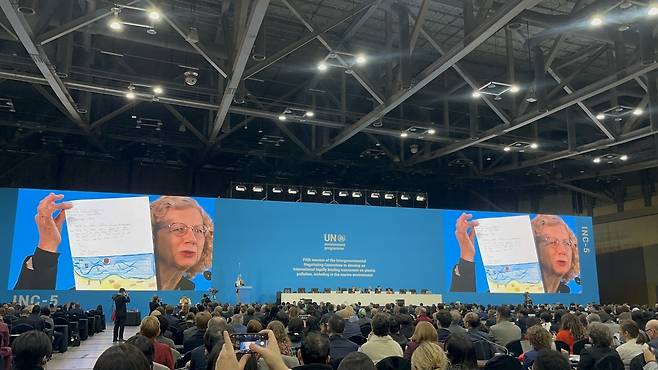 잉거 안데르센 유엔환경계획(UNEP) 사무총장이 지난해 11월 25일 부산 벡스코에서 열린 플라스틱 오염 종식을 위한 국제협약을 마련하는 제5차 정부 간 협상위원회(INC-5) 본 회의에서 케냐 어린이 ‘마일즈 카리우키’로부터 받은 편지를 들어보이고 있다. 주소현 기자