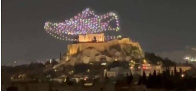 [서울=뉴시스] 아디다스가 그리스 아테네 중심부에서 진행한 드론쇼가 아크로폴리스 가치 훼손 논란에 휩싸였다. (사진 = 페이스북 캡처) 2025.05.19. *재판매 및 DB 금지
