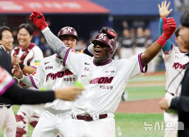 [서울=뉴시스] 홍효식 기자 = 지난달 18일 서울 구로구 고척스카이돔에서 열린 2025 KBO리그 kt 위즈와 키움 히어로즈의 경기, 9회말 2사 2루 키움 푸이그가 끝내기 안타를 친 뒤 4-3으로 승리하며 동료들과 기뻐하고 있다. 2025.04.18. yesphoto@newsis.com