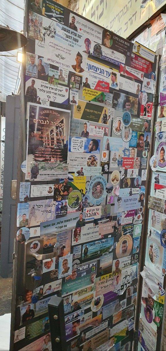 [예루살렘=뉴시스]김난영 기자 = 19일(현지 시간) 예루살렘 마하네 예후다 전통시장 벽에 전사한 이스라엘군 동료를 기리는 스티커가 붙어 있다. 2025.05.20. *재판매 및 DB 금지