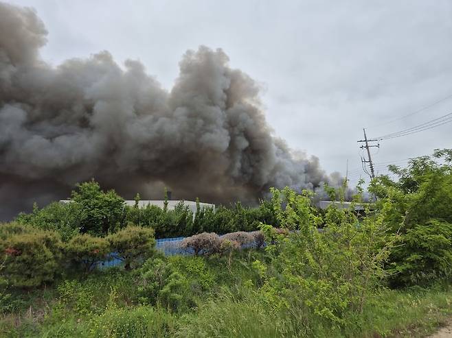 [천안=뉴시스] 지난 19일 오후 3시34분께 천안시 동남구 풍세면 용정리의 한 돼지농장에서 불이 나 하늘로 검은 연기가 치솟고 있다. (사진=천안동남소방서 제공) 2025.05.20. photo@newsis.com *재판매 및 DB 금지