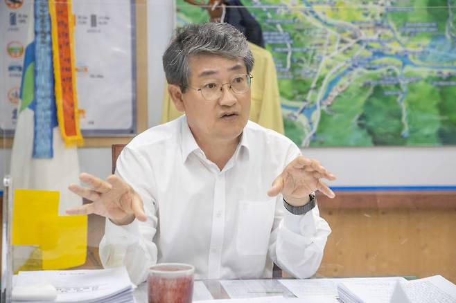 [구례=뉴시스] 김순호 구례군수가 지리산 케이블카 설치 사업 등 현안을 설명하고 있다. photo@newsis.com *재판매 및 DB 금지