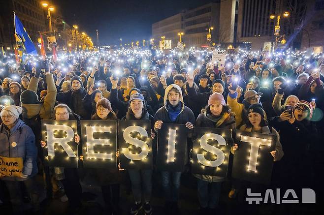 [베를린=AP/뉴시스] 30일(현지 시간) 독일 베를린에서 시위대가 제1야당인 기독교민주연합(CDU) 당사 앞에 모여 전날 CDU가 극우 정당인 '독일을 위한 대안'(AfD)과 협력해 이민 정책 강화 결의안을 통과한 것에 항의하고 있다. 독일 정부는 최근 국경 이민단속을 강화해 경찰 업무과중을 불고 있다고 경찰노조가 5월19일 항의했다. 2025. 05. 20.