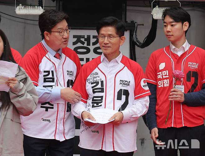 [서울=뉴시스] 고승민 기자 = 김문수 국민의힘 대선 후보와 권성동 원내대표가 19일 서울 청계광장에서 청년 정책 공약 발표를 하기 전 대화하고 있다. (공동취재) 2025.05.19. photo@newsis.com