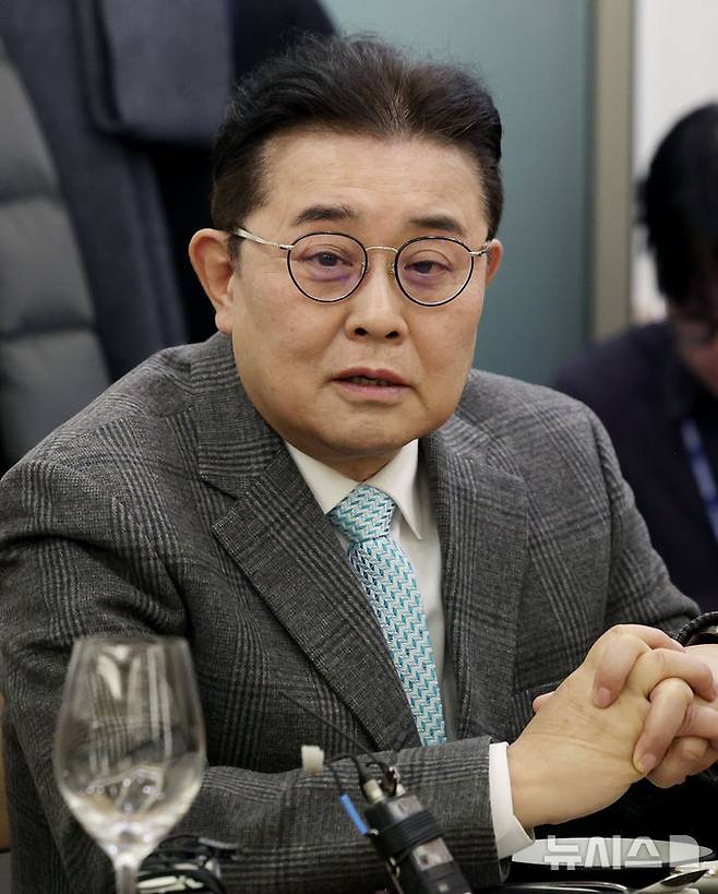 [서울=뉴시스] 김진아 기자 = 전병헌 새미래민주당 대표가 31일 서울 여의도 한 식당에서 비상시국 해법과 개헌 등을 논의하기 위해 열린 전 국회의장·전 국무총리·전 당 대표 초청 간담회에서 발언하고 있다. 2024.12.31. bluesoda@newsis.com