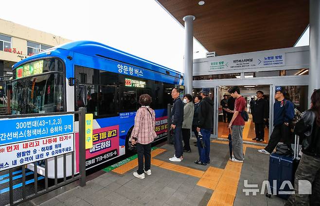 [제주=뉴시스] 우장호 기자 = 국내 최초로 '섬식정류장'을 도입한 제주에서 9일 오전 '제주형 간선급행버스체계(BRT) 고급화 사업'의 서광로 구간이 첫 개통했다.섬식정류장 체제로 운영되는 구간은 광양사거리에서 신제주입구 교차로까지 이어지는 서광로 3.1㎞ 구간이다. 사진은 이날 오전 제주버스터미널 인근 섬식정류장의 모습. 2025.05.09. woo1223@newsis.com