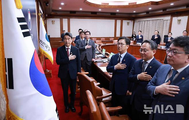 [서울=뉴시스] 고범준 기자 = 이주호 대통령 권한대행 부총리 겸 교육부 장관이 13일 서울 종로구 정부서울청사에서 열린 국무회의에서 국기에 경례를 하고 있다. (대통령실통신사진기자단. 사진은 기사와 직접 관련이 없습니다.) 2025.05.13. bjko@newsis.com