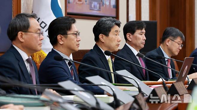 [서울=뉴시스] 고범준 기자 = 이주호 대통령 권한대행 부총리 겸 교육부 장관이 20일 서울 종로구 정부서울청사에서 열린 국무회의에서 발언하고 있다. 2025.05.20. bjko@newsis.com