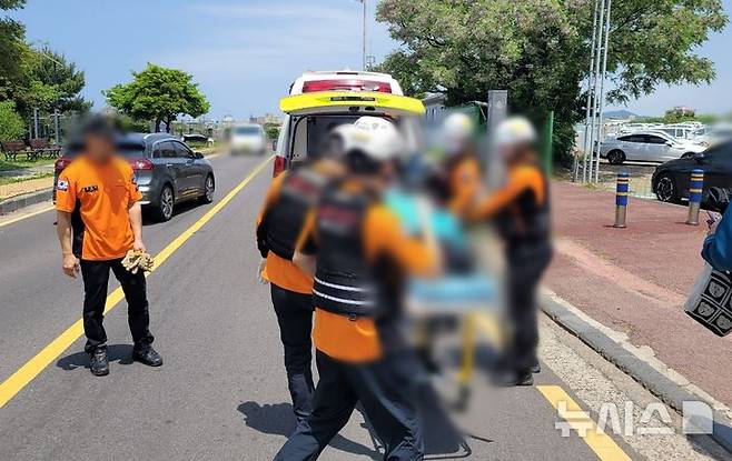 [제주=뉴시스] 19일 오후 제주시 용담동 소재 도로에서 신호등 없는 횡단보도를 건너던 40대가 우회전하는 트럭에 치여 중상을 입는 사고가 발생했다. (사진=제주소방안전본부 제공) 2025.05.20. photo@newsis.com