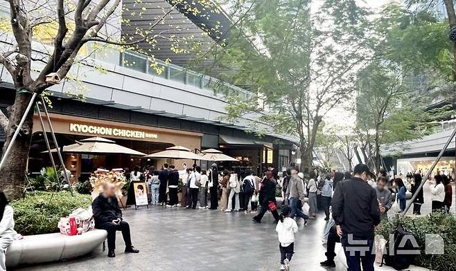 [서울=뉴시스] 중국 선전에 위치한 프리미엄 쇼핑몰 '치엔하이 완샹청'(The MixC)에 입점한 교촌치킨 선전 1호점. (사진= 교촌에프앤비㈜ 제공) 2025.02.18. photo@newsis.com