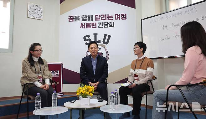 [서울=뉴시스] 홍효식 기자 = 오세훈 서울시장이 8일 오전 서울 금천구 독산로 한 공부방에서 열린 2025년 서울런 학생 초청 간담회에서 인사말을 하고 있다. (공동취재) 2025.04.08. photo@newsis.com