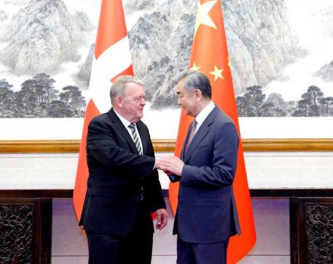 [서울=뉴시스] 중국 왕이 외교부장(오른쪽)과 라르스 뢰케 라스무센 덴마크 외무장관이 19일 베이징에서 회담하기 전 악수하고 있다.(출처: 중국 외교부 홈페이징) 2025.05.20.  *재판매 및 DB 금지