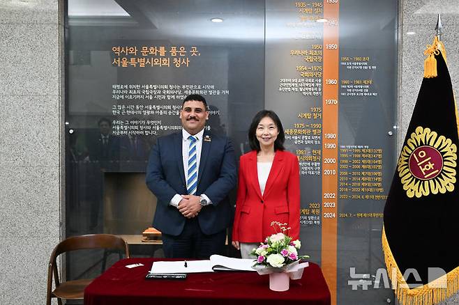 [서울=뉴시스]존 폴 발라디 호주 스트라스필드 시장과 최호정 의장.