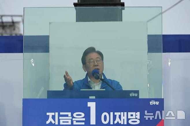 [서울=뉴시스] 권창회 기자 = 이재명 더불어민주당 대선 후보가 19일 서울 마포구 KT&G 상상마당 인근에서  방탄유리가 설치된 유세차에 올라 유세하고 있다. (공동취재) 2025.05.19. photo@newsis.com