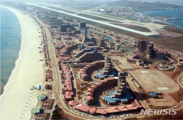 【서울=뉴시스】김정은 북한 국무위원장이 핵심 관광산업으로 추진해온 원산 갈마해안관광지구 건설 작업이 막바지에 접어들었다고 북한 전문매체가 19일(현지 시간) 보도했다. 사진은 김 위원장이 2019년 4월 원산갈마해안관광지구건설장을 현지지도하는 모습. 2019.04.06. (출처=노동신문) photo@newsis.com