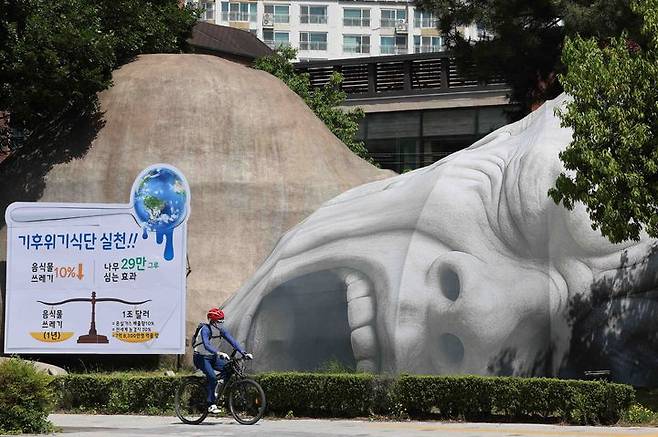 [대구=뉴시스] 대구시 달서구는 기후 위기의 심각성을 시민들에게 알리고 생활 속 실천을 유도하기 위한 '기후 위기 식단 실천 퍼포먼스'를 개최했다. (사진=대구시 달서구 제공) 2025.05.20. photo@newsis.com  *재판매 및 DB 금지