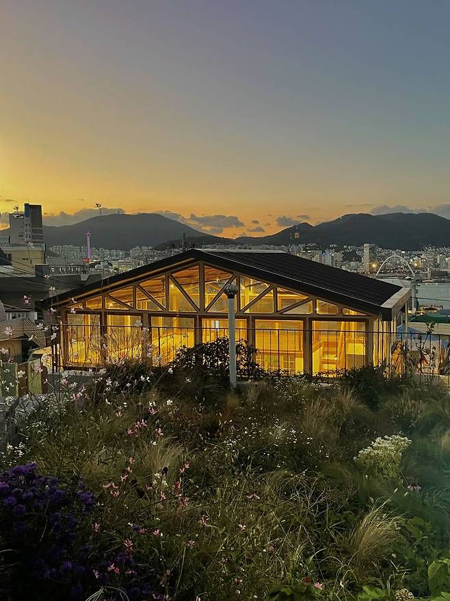 [부산=뉴시스] 하버하우스 웰컴센터 전경. (사진=봉산마을마을관리사회적협동조합 제공) 2025.05.20. photo@newsis.com *재판매 및 DB 금지