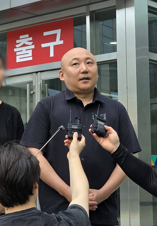 [수원=뉴시스] 변근아 기자=지난 13일 수원지법 청사 앞에서 주호민씨가 취재진들에게 특수교사 A씨의 항소심 무죄 선고 결과에 대한 입장을 밝히는 모습. 2025.05.13. photo@newsis.com *재판매 및 DB 금지