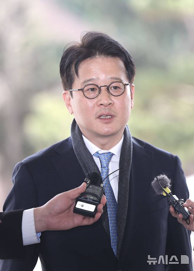 [서울=뉴시스] 김명년 기자 = 헌법재판소에서 탄핵소추안이 기각되면서 직무에 복귀한 이창수 중앙지검장이 지난 3월 13일 오후 서울 서초구 서울중앙지방검찰청으로 출근하며 입장을 밝히고 있다. 2025.03.13. kmn@newsis.com