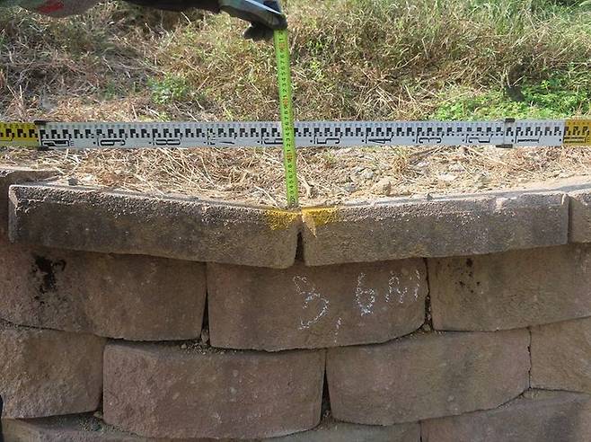 [서울=뉴시스] 안전 진단 E등급을 받은 충북 소재 한 중학교 옹벽이 침하한 모습 (사진=정을호 의원실 제공) 2025.03.27. photo@newsis.com *재판매 및 DB 금지