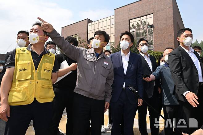 [광주=뉴시스] 이영주 기자 = 이준석 개혁신당 대선후보가 19일 오후 광주 광산구 금호타이어 공장을 찾아 김명선(왼쪽 두번째) 금호타이어 부사장의 안내를 받으며 화재 현장으로 이동하고 있다. 2025.05.19. leeyj2578@newsis.com