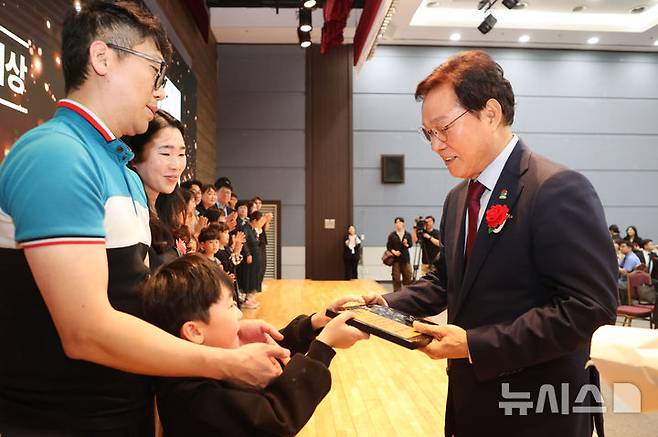 [창원=뉴시스]박완수 경남도지사가 20일 저녁 창원컨벤션센터에서 열린 '2025년 가정의 달 기념행사' 중 제2회 경상남도 행복한 가족상 수상 가족에 대해 시상하고 있다.(사진=경남도 제공) 2025.05.20. photo@newsis.com