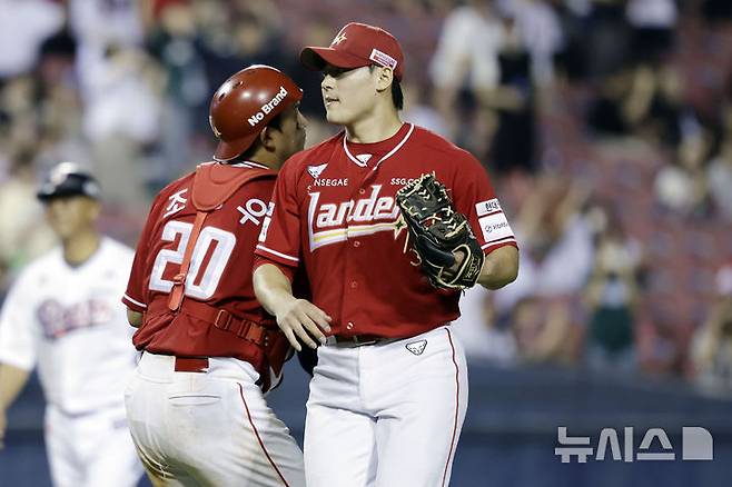 [서울=뉴시스] 최동준 기자 = 20일 서울 송파구 잠실야구장에서 열린 2025 KBO리그 SSG 랜더스와 두산 베어스의 경기, 5-3으로 승리한 SSG 조병현과 조형우가 기뻐하고 있다. 2025.05.20. photocdj@newsis.com