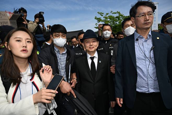 시민 반발에 되돌아가는 안창호 국가인권위원장. 연합뉴스