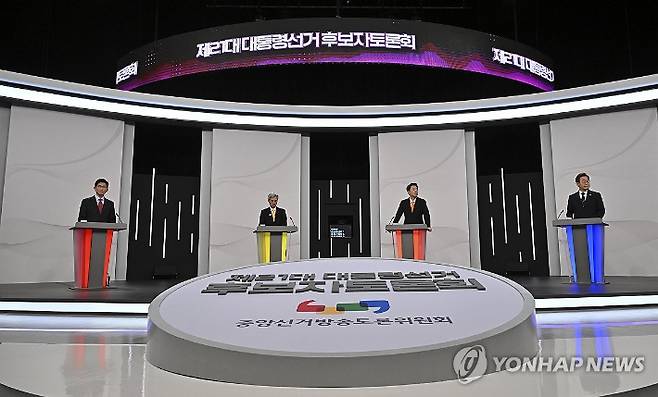 (서울=연합뉴스) 더불어민주당 이재명·개혁신당 이준석·민주노동당 권영국·국민의힘 김문수 대선후보가 18일 서울 마포구 상암동 SBS 프리즘센터 스튜디오에서 열린 제21대 대선 1차 후보자 토론회 시작을 기다리고 있다. 2025.5.18 [국회사진기자단] photo@yna.co.kr 연합뉴스