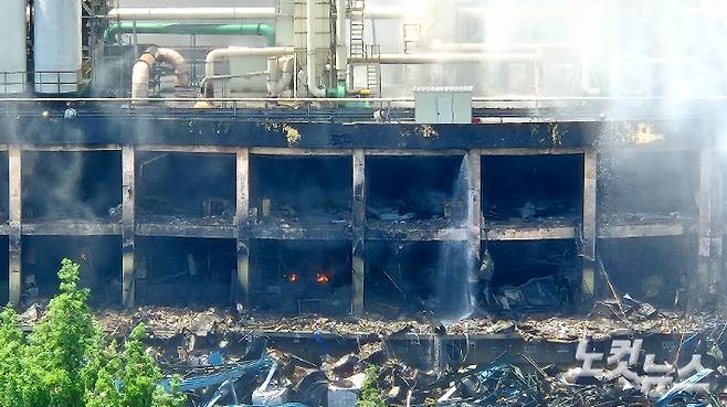 18일 금호타이어 광주공장 내부에 잔불이 꺼지지 않고 살아있는 모습. 한아름 기자