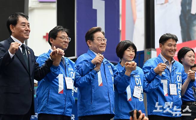 이재명 더불어민주당 대통령 후보가 13일 대구 중구 동성로에 도착해 지지자들에게 인사하고 있다. 대구=류영주 기자